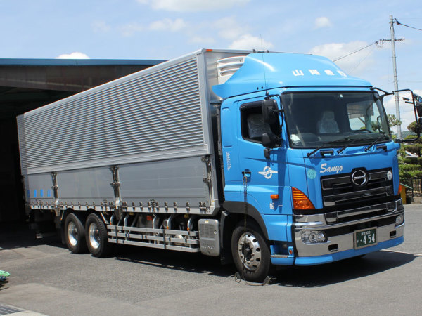 山陽急行サービス株式会社/曜日によってコースは固定されている定期運行の大型トラックドライバー