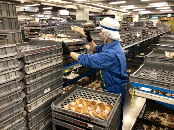 山崎製パン株式会社　横浜第二工場/パンや和洋菓子の仕分けスタッフ