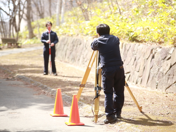 ワイビーサーベイ株式会社/土地家屋調査士業務（現地調査と登記）の補助／未経験歓迎！長期休暇も取得可能