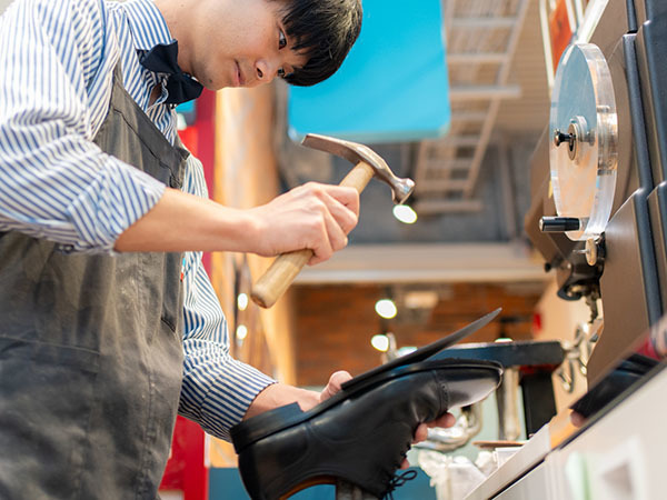 靴修理の店舗スタッフ（未経験歓迎）◆奥深いリペアの世界で手に職を／残業少なめ／平均勤続年数11.2年