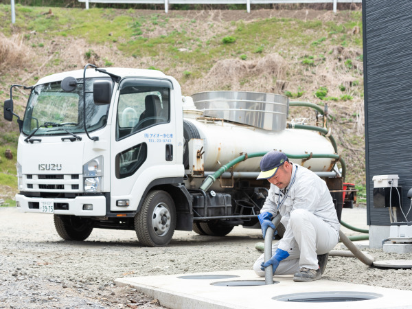 東北地方の水環境を支える浄化槽のバキュームカー運転者／若手活躍・トレーニング室など充実服装髪型自由