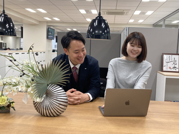 カレント自動車株式会社/接客業経験で得たホスピタリティを活かして、新横浜の綺麗なオフィスで内勤営業デビューしませんか？