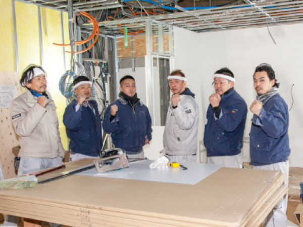 有限会社　竹越内装/ 未経験でも月30万以上稼げます٩(´꒳`)۶ボードを使って天井や壁を作る内装仕上げ作業員