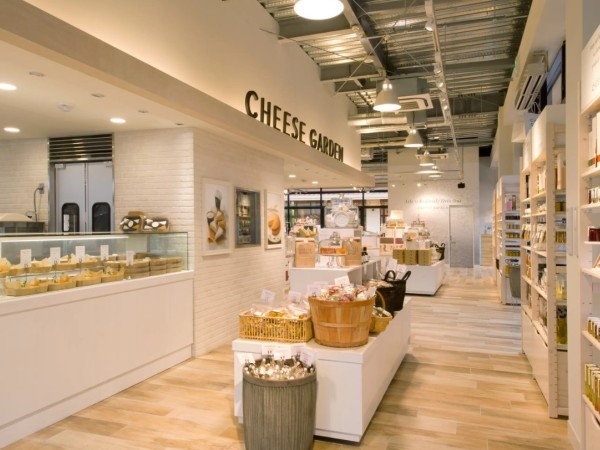 株式会社 庫や/★那須ガーデンアウトレット店★白を基調とした開放感あふれるお店で、スイーツやチーズを販売！