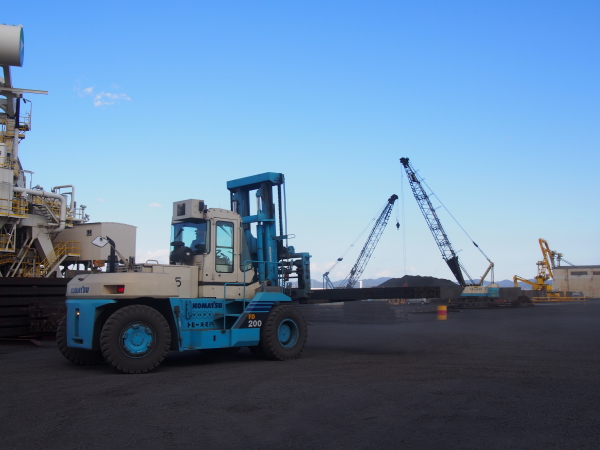 技能職（フォークリフト作業・合成マイカ製造作業）◎年間休日120日／勤続5年で年収500万円も可！