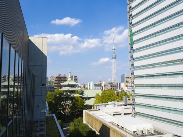 外国大学の事務スタッフ (未経験OK) ◆校内の公用語は英語／学生をサポートするお仕事です